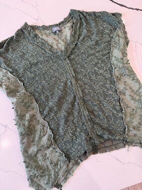 BKE Green Textured Floral Lace Top small